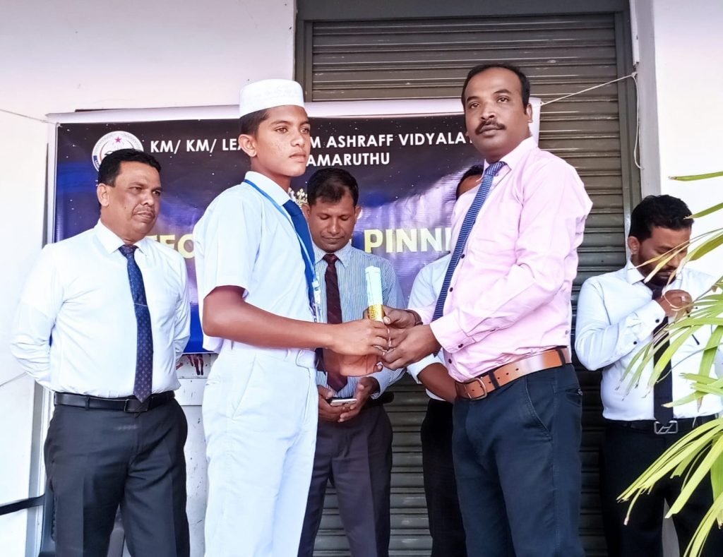 சாய்ந்தமருது லீடர் எம்.எச்.எம். அஷ்ரப் வித்தியாலயத்தில் மாணவ தலைவர்களுக்கு சின்னம் சூட்டும் நிகழ்வு