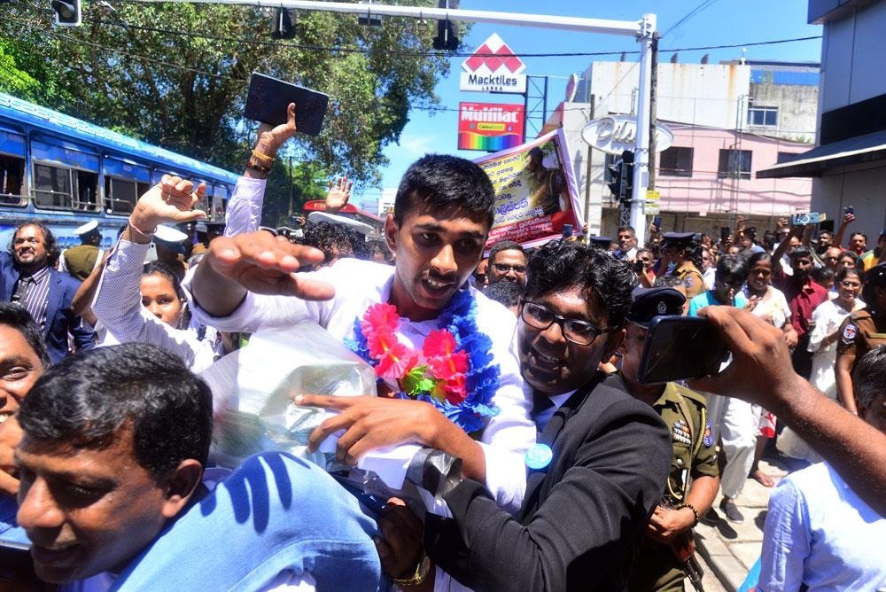 கைதாகி பிணையில் விடுவிக்கப்பட்ட பொலிஸ் அதிகாரிக்கு பொதுமக்கள் ஒன்றுகூடி வரவேற்பு
