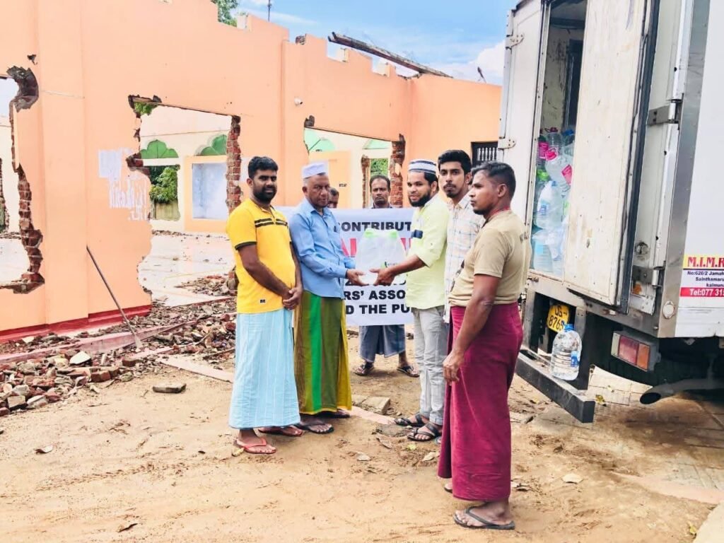 கல்முனை அனைத்துப் பள்ளிவாசல்கள், ஜம்இய்யதுல் உலமா மற்றும் பொது அமைப்புகளினால் நிவாரணப் பொதிகள் கையளிப்பு