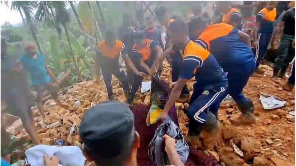 கினிகத்ஹேனையில் மண்சரிவு நால்வர் காணாமல் போயுள்ளதாக மாவட்ட செயலாளர் தகவல்.!!