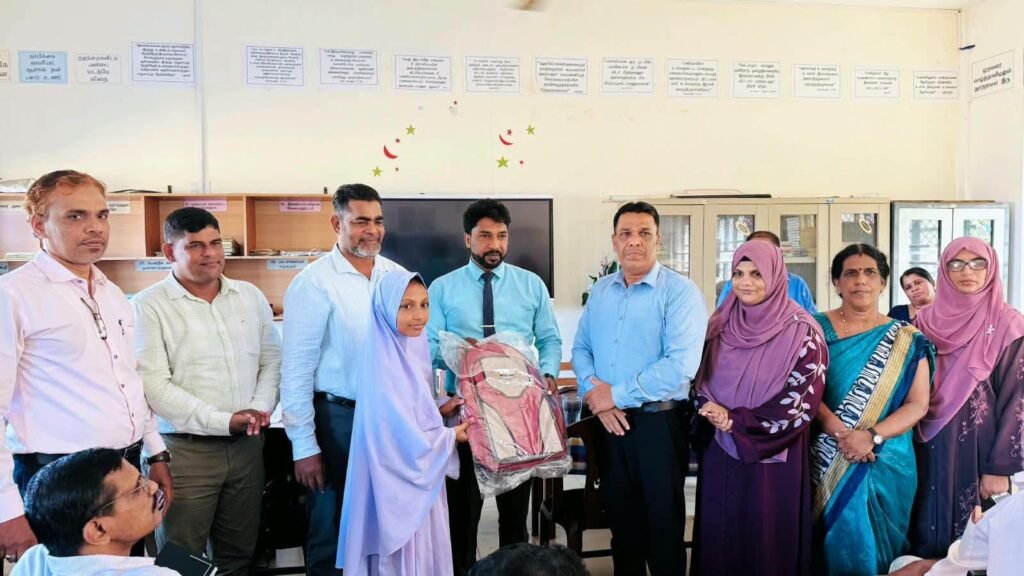 சமூக விஞ்ஞானப் போட்டியில் தேசிய மட்டத்தை நோக்கி பயணிக்கும் லீடர் எம்.எச்.எம். அஷ்ரஃப் வித்தியாலய மாணவி இமானிக்கு கௌரவம்